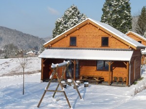 chalet sous la neige